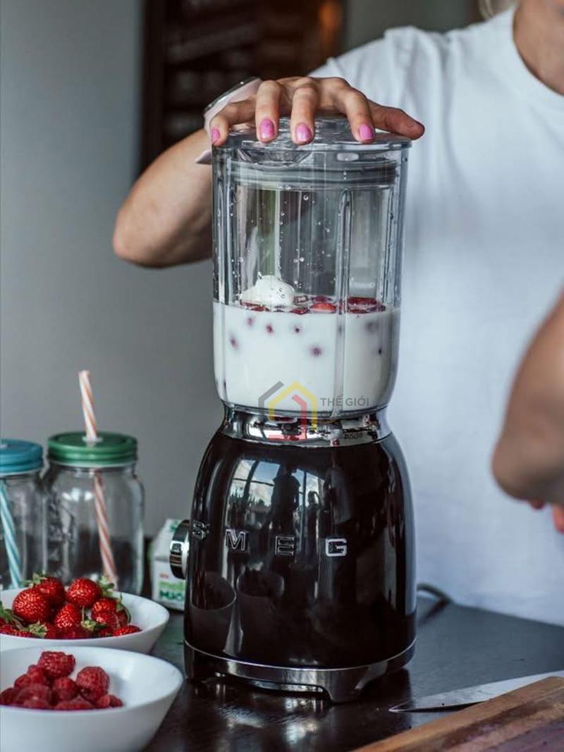 may-xay-sinh-to-smeg-blf03-12 Máy xay sinh tố Smeg BLF03