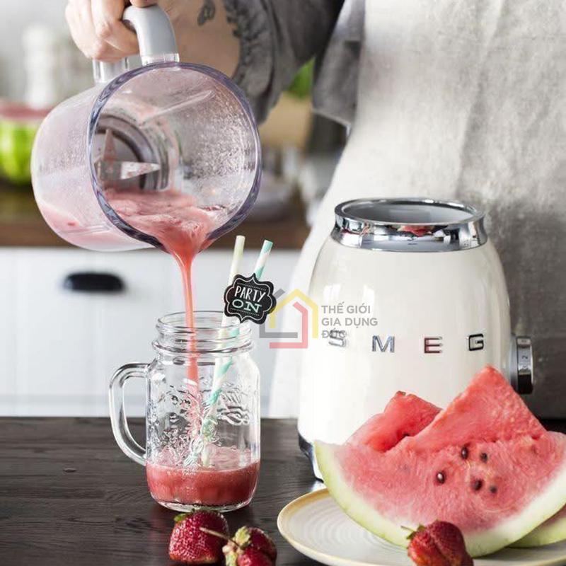 may-xay-sinh-to-smeg-blf03 (3) Máy xay sinh tố Smeg BLF03