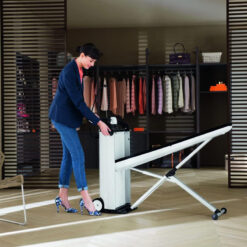 Bàn cầu là Miele B4847 tích hợp bàn ủi cầm tay