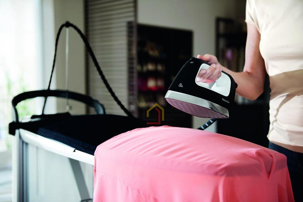 ban-cau-la-miele-b4847-tich-hop-ban-ui-cam-tay (3) Bàn cầu là Miele B4847 tích hợp bàn ủi cầm tay