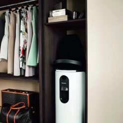 Bàn cầu là Miele B4847 tích hợp bàn ủi cầm tay