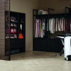 Bàn cầu là Miele B4847 tích hợp bàn ủi cầm tay