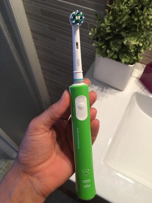 Bàn chải đánh răng điện Oral-B Pro 600 Cross Action (Màu xanh/ Green)