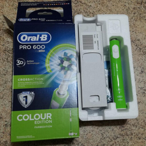 Bàn chải đánh răng điện Oral-B Pro 600 Cross Action (Màu xanh/ Green)