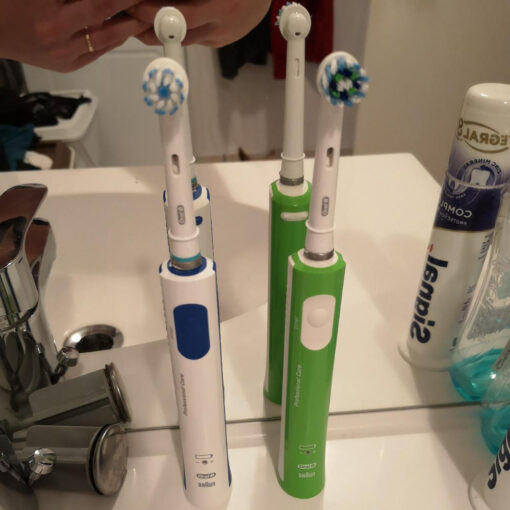 Bàn chải đánh răng điện Oral-B Pro 600 Cross Action (Màu xanh/ Green)