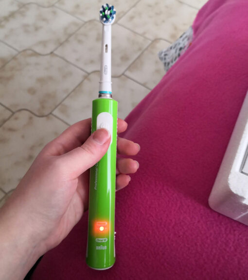 Bàn chải đánh răng điện Oral-B Pro 600 Cross Action (Màu xanh/ Green)