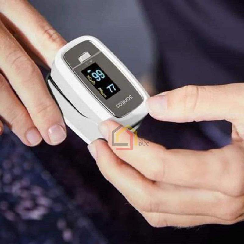 may-do-nong-do-oxy-va-nhip-tim-sanitas-sp025 (4) Máy đo nồng độ oxy và nhịp tim SANITAS SP025