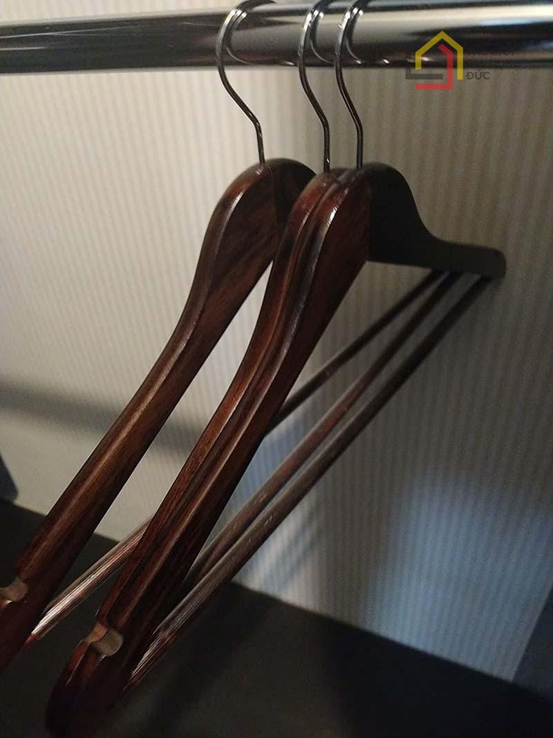 bo-20-moc-treo-do-bang-go-songmics-mau-nau9 Bộ 20 móc treo đồ bằng gỗ Songmics màu nâu