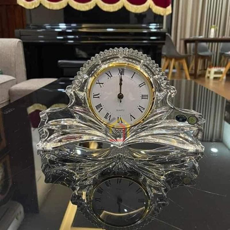 dong-ho-pha-le-cao-cap-de-ban-bohemia-cao-16cm-x-ngang-27cm-4 Đồng hồ pha lê cao cấp để bàn Bohemia (cao 16cm x ngang 27cm)