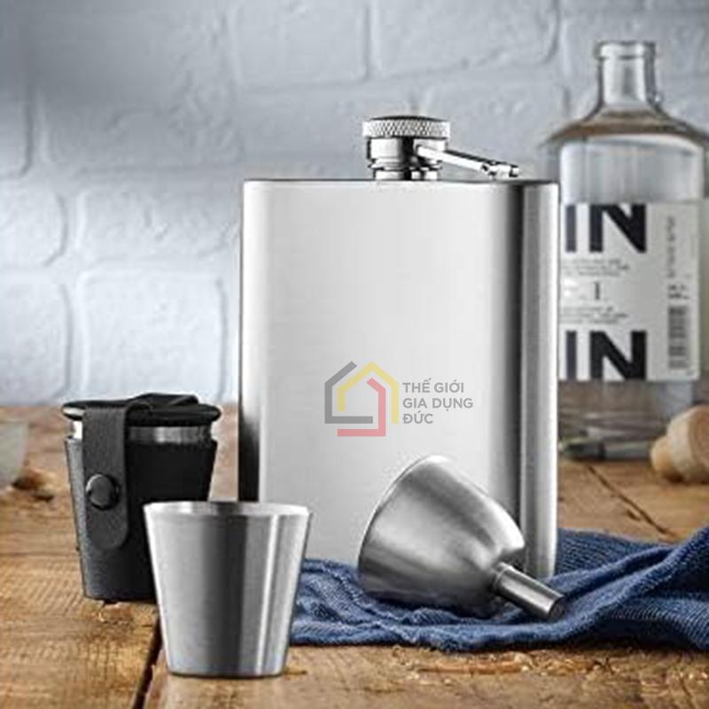 binh-dung-ruou-cam-tay-wmf-flachmann-set-manhattan-gom-6-mon13 Bình đựng rượu cầm tay Wmf Flachmann-Set Manhattan gồm 6 món