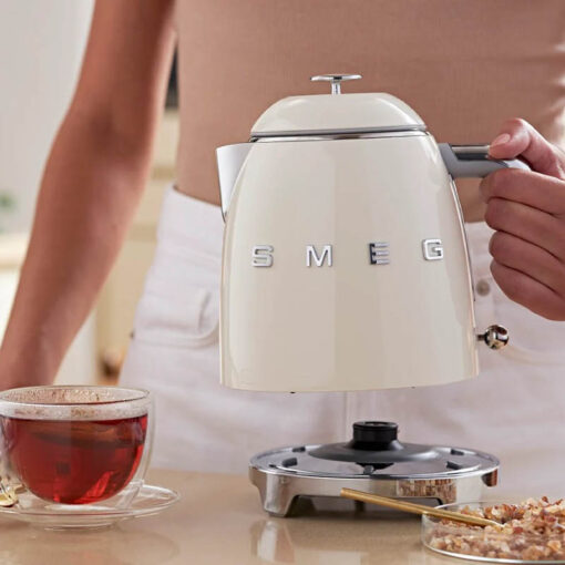 Ấm siêu tốc mini Smeg KLF05CREU - màu kem (0,8L)