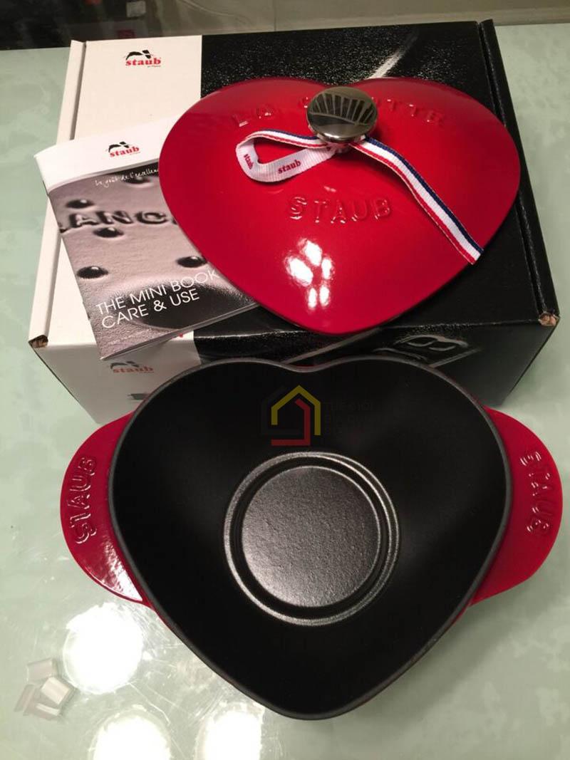 noi-gang-duc-staub-trai-tim-20-cm-mau-do10 Nồi gang đúc Staub trái tim 20 cm màu đỏ