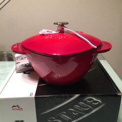 Nồi gang đúc Staub trái tim 20 cm màu đỏ