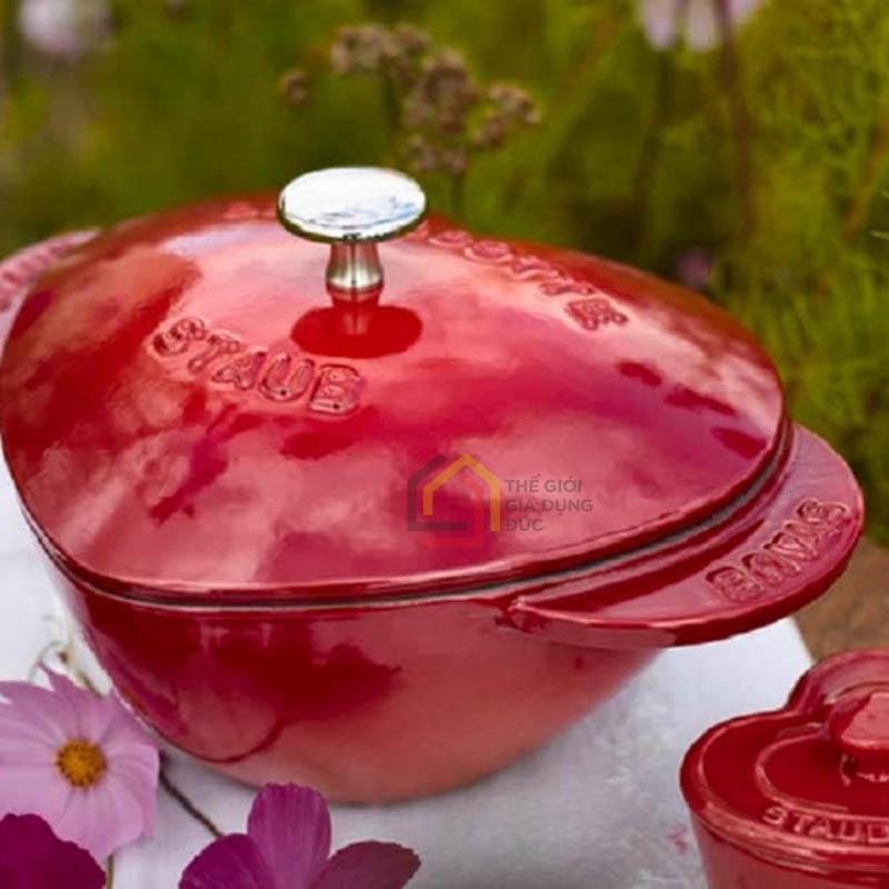 noi-gang-duc-staub-trai-tim-20-cm-mau-do4 Nồi gang đúc Staub trái tim 20 cm màu đỏ