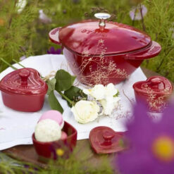 Nồi gang đúc Staub trái tim 20 cm màu đỏ