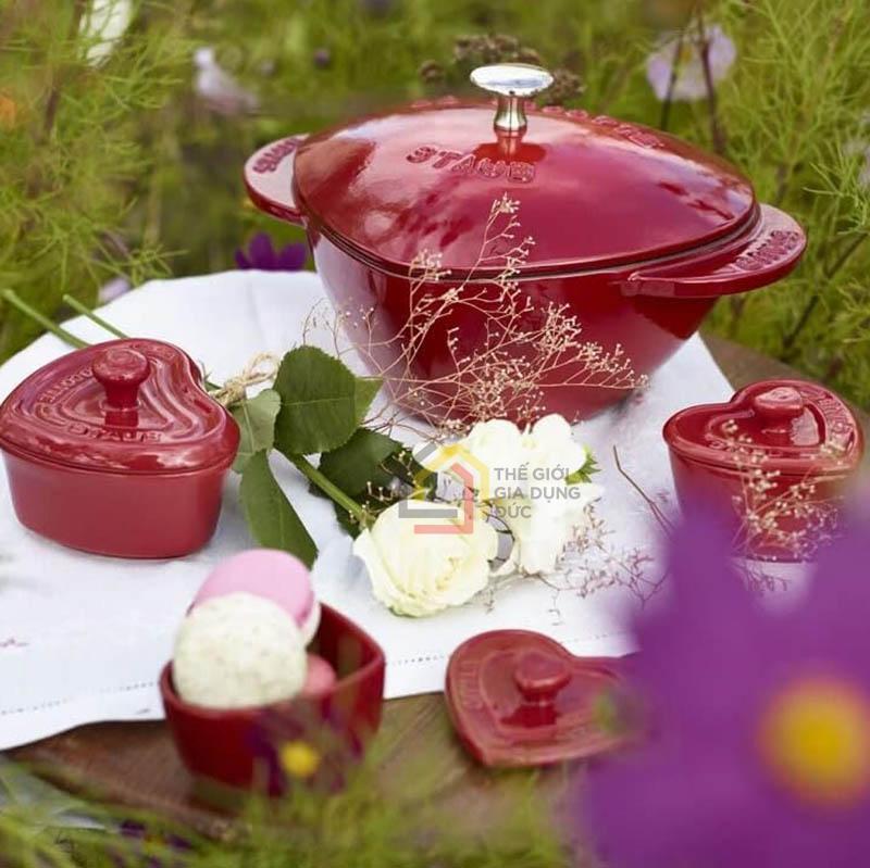 noi-gang-duc-staub-trai-tim-20-cm-mau-do5 Nồi gang đúc Staub trái tim 20 cm màu đỏ