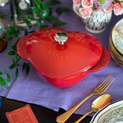 Nồi gang đúc Staub trái tim 20 cm màu đỏ
