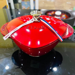 Nồi gang đúc Staub trái tim 20 cm màu đỏ