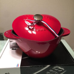 Nồi gang đúc Staub trái tim 20 cm màu đỏ