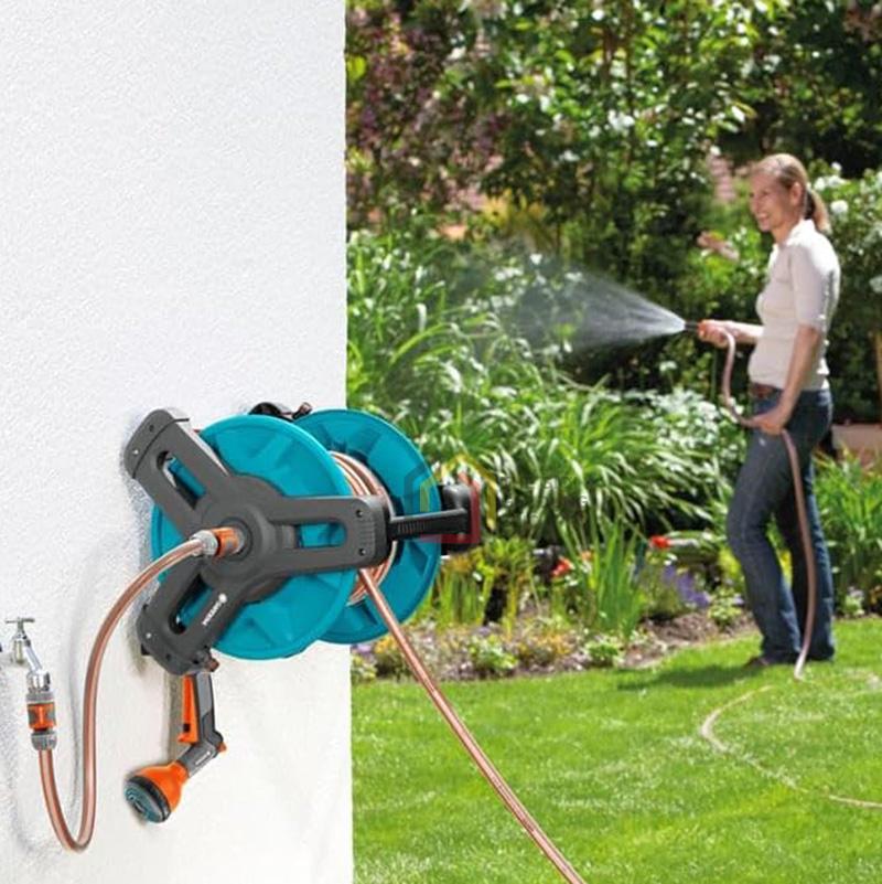 bo-voi-tuoi-cay-treo-tuong-20-met-gardena1 Bộ vòi tưới cây treo tường 20 mét Gardena
