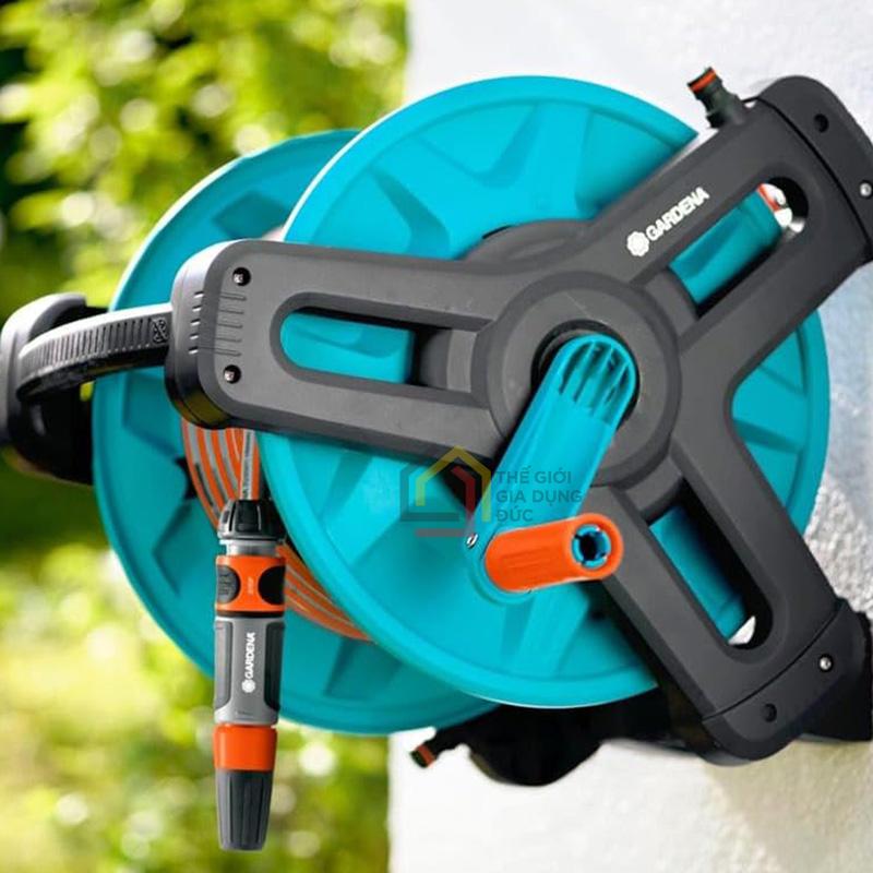 bo-voi-tuoi-cay-treo-tuong-20-met-gardena2 Bộ vòi tưới cây treo tường 20 mét Gardena