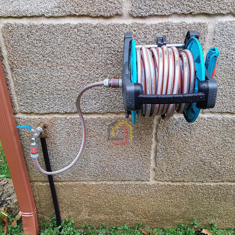 bo-voi-tuoi-cay-treo-tuong-20-met-gardena9 Bộ vòi tưới cây treo tường 20 mét Gardena