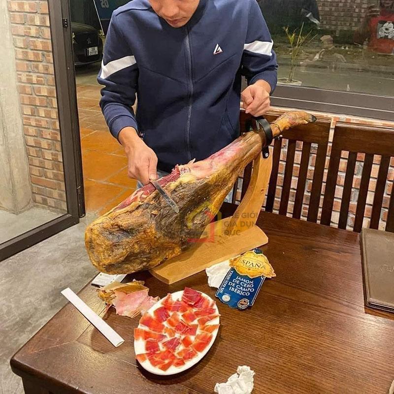 dui-lon-muoi-espana-jamon-iberico-de-cebo-50-kem-dao-thot-lon-den-45-5kg1 Đùi lợn muối Espana Jamon Iberico de cebo 50% (kèm dao thớt) lợn đen 4,5-5kg