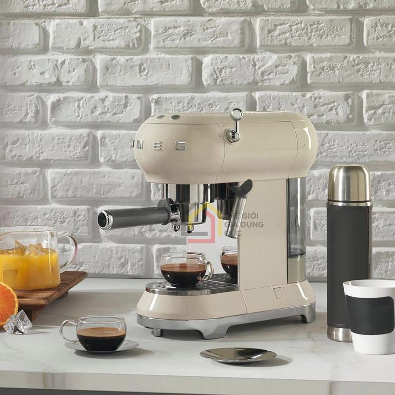 may-pha-cafe-smeg-ecf02-mau-moi7 Máy pha cafe Smeg ECF02 mẫu mới