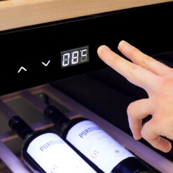 Tủ bảo quản rượu vang Caso WineExclusive 126 Smart