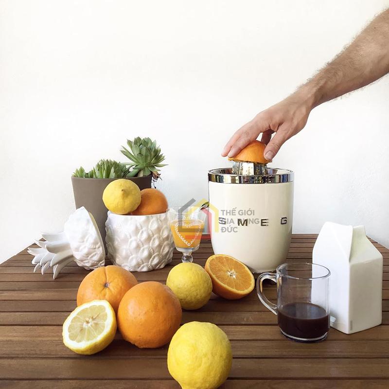 may-vat-cam-smeg-cjf11creu-mau-kem2 Máy vắt cam SMEG CJF11CREU màu kem