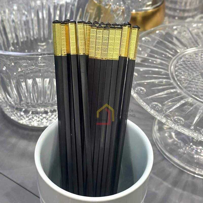 dua-soi-thuy-tinh-chuoi-boc-lo-go-vang (1) Đũa sợi thủy tinh chuôi bọc lô gô vàng, 1 hộp 10 đôi
