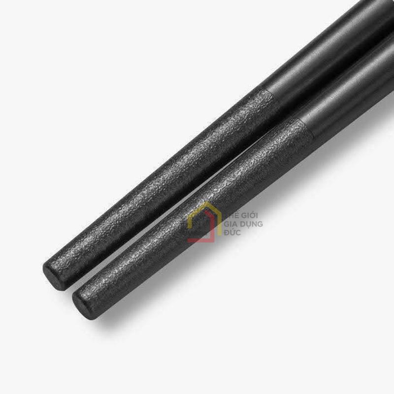 dua-soi-thuy-tinh-chuoi-boc-lo-go-vang (2) Đũa sợi thủy tinh chuôi bọc lô gô vàng, 1 hộp 10 đôi