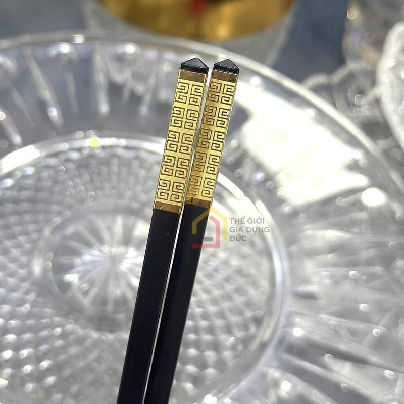 dua-soi-thuy-tinh-chuoi-boc-lo-go-vang (3) Đũa sợi thủy tinh chuôi bọc lô gô vàng, 1 hộp 10 đôi