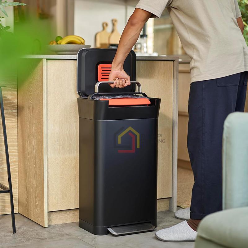thung-rac-thong-minh-joseph-joseph-30l-titan-trash-compactor-kitchen-bin-black5 Thùng rác thông minh Joseph Joseph 30L Titan Trash Compactor Kitchen Bin