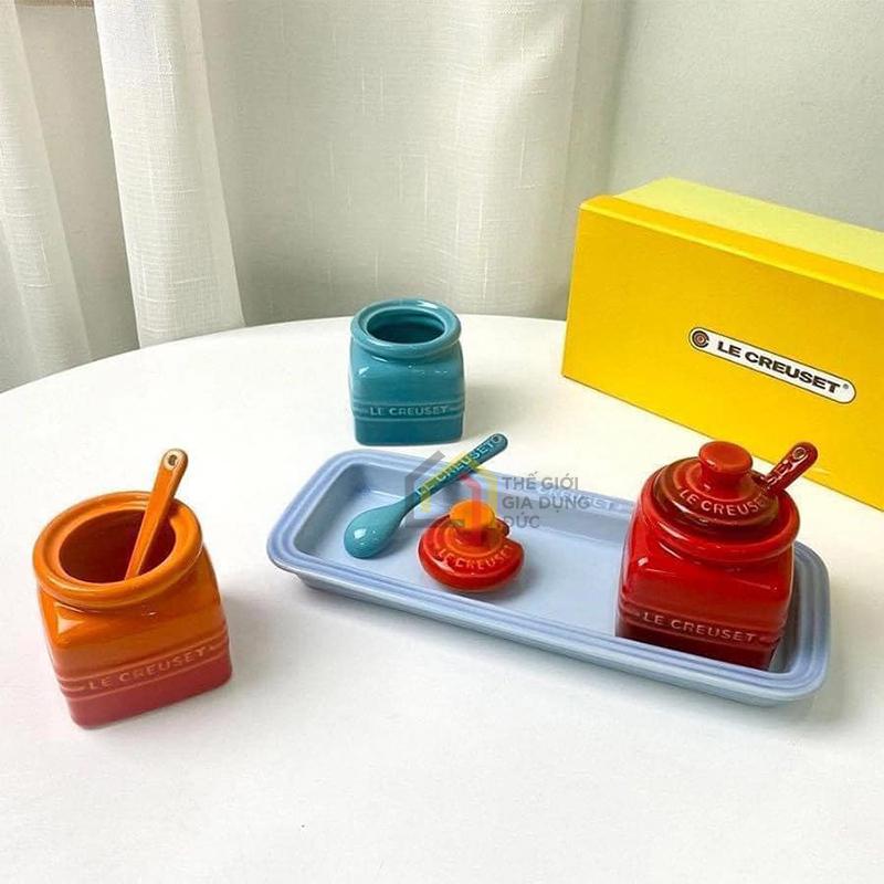 set-3-lo-dung-gia-vi-vuong-le-creuset (9) Set 3 lọ đựng gia vị vuông Le Creuset