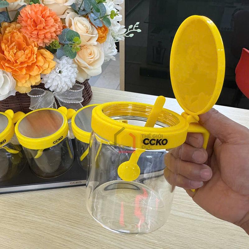 set-4-hu-dung-gia-vi-thuy-tinh-ccko-co-tay-cam-kem-khay1 Set 4 hũ đựng gia vị thủy tinh CCKO có tay cầm kèm khay