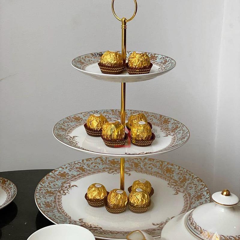 ke-banh-3-tang-xanh-ngoc-day-vang-imperial-sang-trong1 Kệ bánh 3 tầng xanh ngọc dây vàng Imperial sang trọng