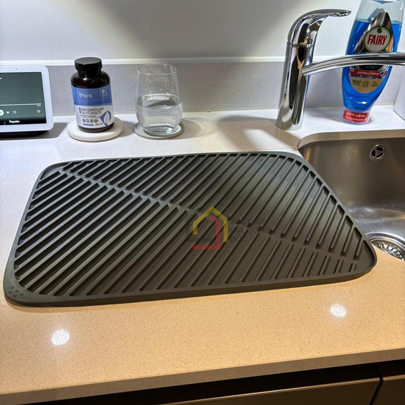 khay-up-ly-coc-chong-tray-xuoc-joseph-joseph-flume-large-grey (2) Khay úp ly cốc chống trầy xước Joseph & Joseph Flume Large Grey