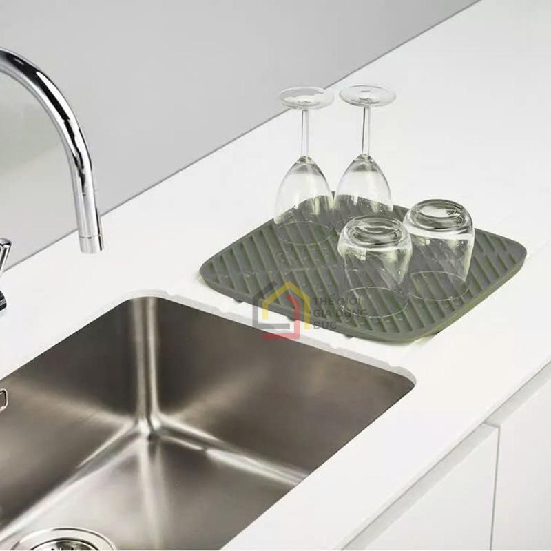 khay-up-ly-coc-chong-tray-xuoc-joseph-joseph-flume-large-grey (3) Khay úp ly cốc chống trầy xước Joseph & Joseph Flume Large Grey