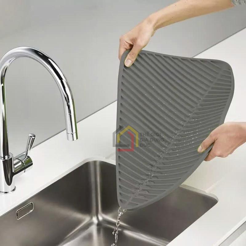 khay-up-ly-coc-chong-tray-xuoc-joseph-joseph-flume-large-grey (4) Khay úp ly cốc chống trầy xước Joseph & Joseph Flume Large Grey