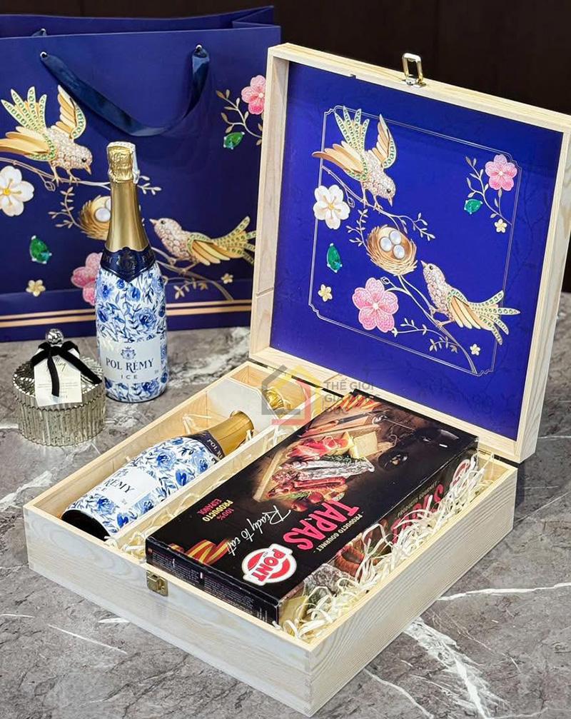set-qua-hop-go-kem-tui-1-chai-vang-sui-pol-remy-1-hop-thit-tapas-pont1 Set quà hộp gỗ kèm túi (1 chai vang sủi Pol Remy + 1 hộp thịt Tapas Pont)