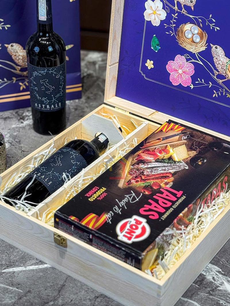 set-qua-hop-go-kem-tui-dinh-cao-vang-y-va-tapas-1-chai-vang-chat-so-1-cua-y-astrale-1-hop-thit-tapas-pont Set quà hộp gỗ kèm túi - Đỉnh cao vang Ý và Tapas (1 chai vang chát số 1 của Ý - Astrale + 1 hộp thịt Tapas Pont)