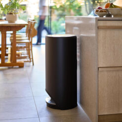 Thùng rác có bàn đạp Joseph Joseph 30149 Arc™ 30L