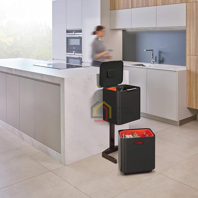 thung-rac-phan-loai-va-khu-mui-3-ngan-joseph-joseph-30106-totem-max-60l3 Thùng rác phân loại và khử mùi 3 ngăn Joseph Joseph 30106 Totem Max 60L