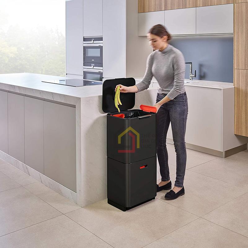 thung-rac-phan-loai-va-khu-mui-3-ngan-joseph-joseph-30106-totem-max-60l7 Thùng rác phân loại và khử mùi 3 ngăn Joseph Joseph 30106 Totem Max 60L