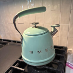 Ấm đun bếp từ SMEG 2,3L có còi