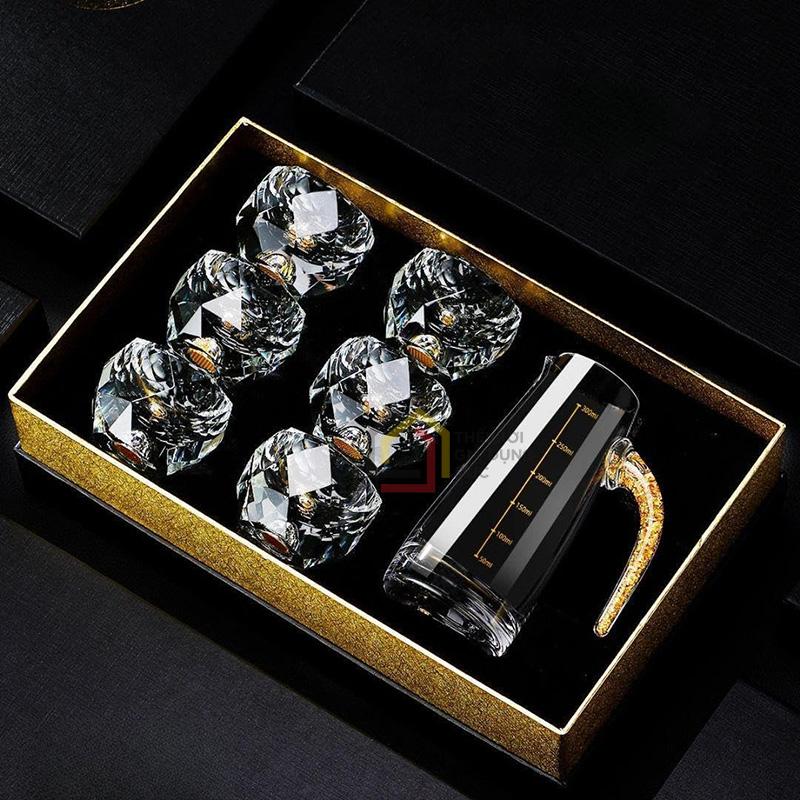 bo-chen-ruou-pha-le-mat-trau-vang-24k-gom-1-binh-300ml6-ly-40ml Bộ chén rượu pha lê mắt trâu vàng 24K (gồm 1 bình 300ml+6 ly 40ml)