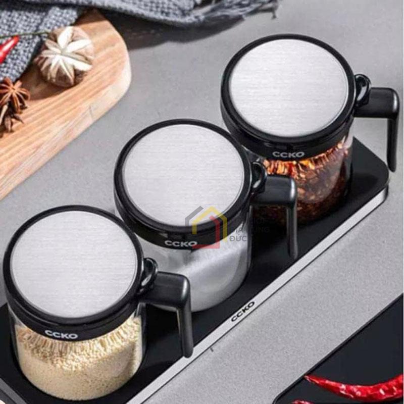 set-3-hu-dung-gia-vi-thuy-tinh-ccko-co-tay-cam-kem-khay (2) Set 3 hũ đựng gia vị thủy tinh CCKO có tay cầm kèm khay