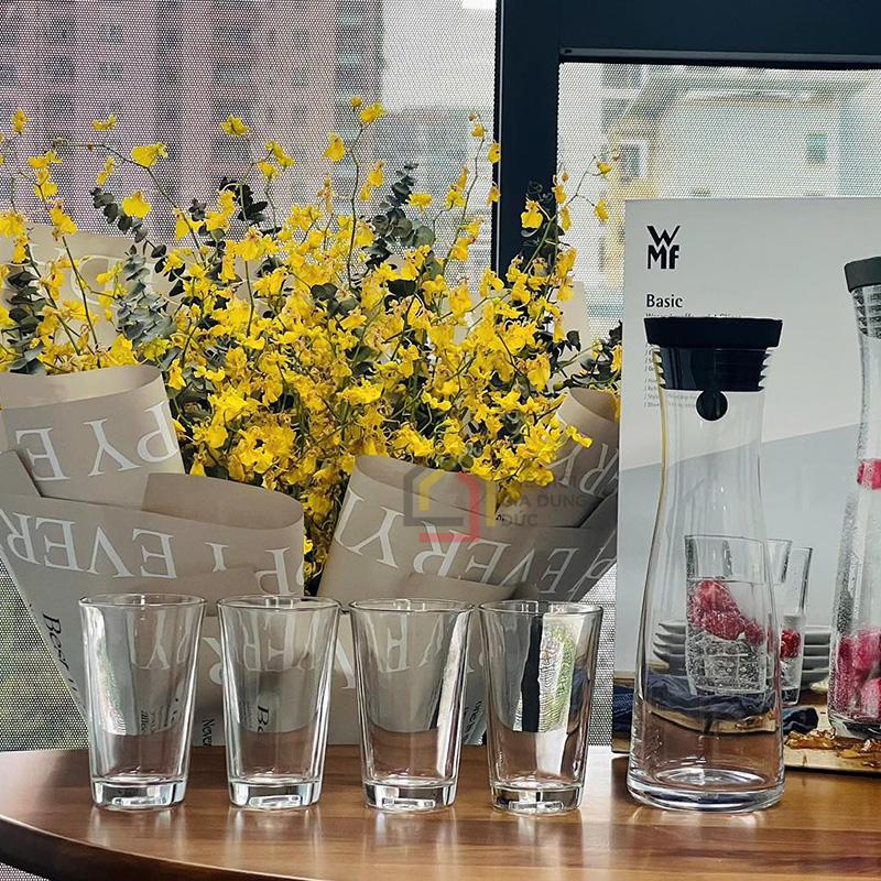 set-binh-4-coc-thuy-tinh-wmf-basic-binh-1l-4-coc-250ml13 Set bình + 4 cốc thủy tinh WMF Basic (Bình 1L + 4 cốc 250ml)