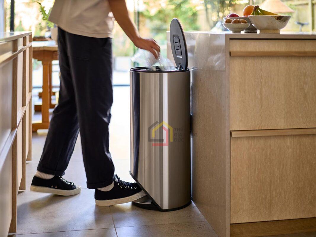 Thùng rác có bàn đạp Joseph Joseph 30150 30L (màu inox)
